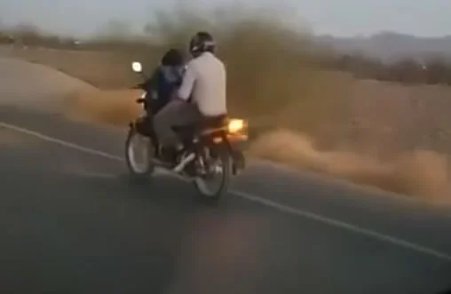 Fodendo em cima da moto em movimento