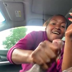 Assustou a namorada com uma forte gozada!