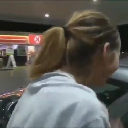 Monstrando o corpinho no posto de gasolina